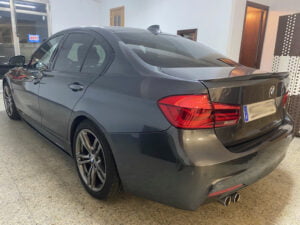 Vista trasera izquierda de BMW 320D