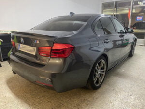 Vista trasera derecha de BMW 320D