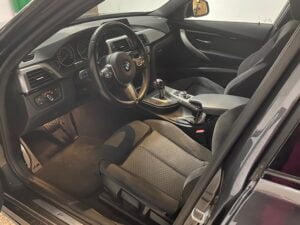 Vista interior asiento conductor de BMW 320D