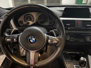 Vista interior salpicadero de BMW 320D