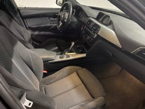 Vista interior asientos delanteros de BMW 320D